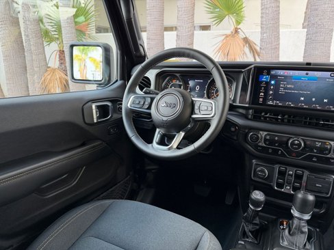 Used 2025 Jeep Wrangler Sahara image 33