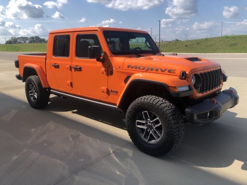 Used 2025 Jeep Gladiator Mojave w/ Convenience Group image 3