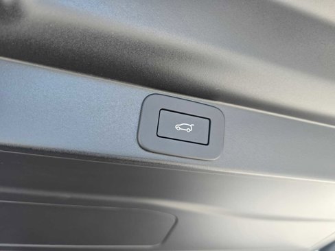 New 2025 Land Rover Range Rover Long Wheelbase SE image 18