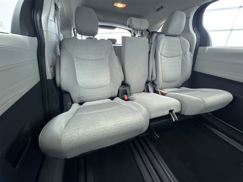 Used 2022 Toyota Sienna LE image 39