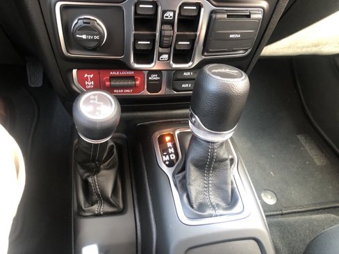 Used 2025 Jeep Gladiator Mojave w/ Convenience Group image 10