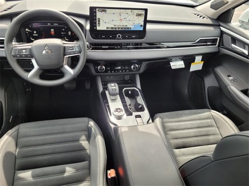 New 2025 Mitsubishi Outlander SE image 13
