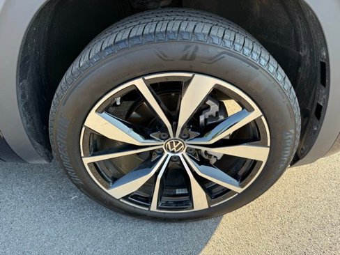 Certified 2025 Volkswagen Atlas SEL Premium R-Line image 33