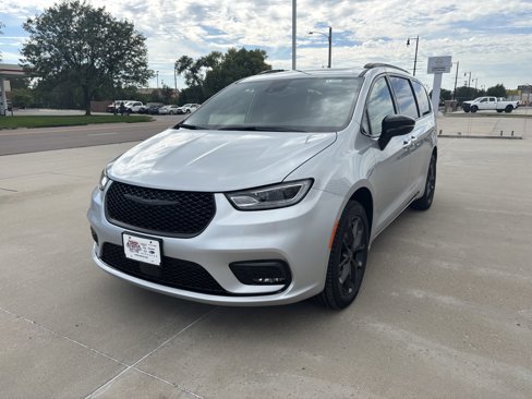 New 2026 Chrysler Pacifica Limited image 4