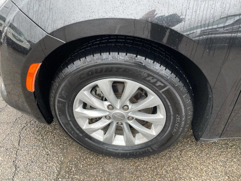 Used 2019 Chrysler Pacifica Touring-L image 23
