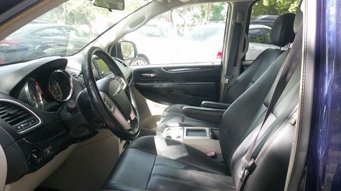 Used 2015 Chrysler Town & Country Touring image 23