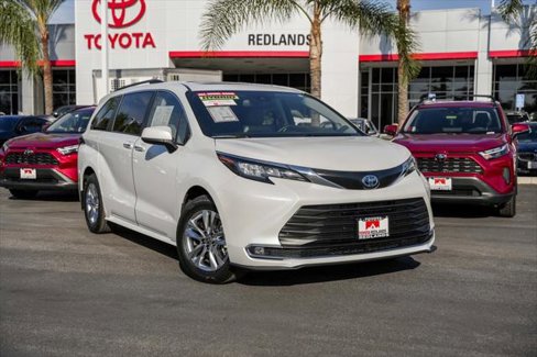 Certified 2023 Toyota Sienna XLE image 1