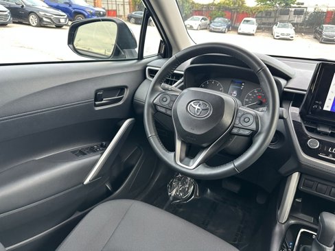 Used 2025 Toyota Corolla Cross LE image 33