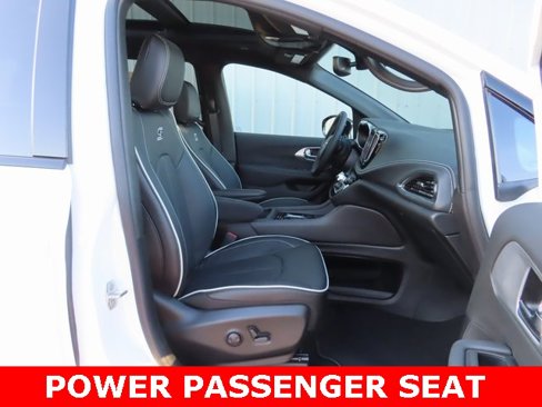 New 2026 Chrysler Pacifica Limited image 24