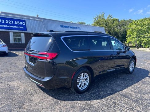Used 2022 Chrysler Pacifica Touring-L image 3