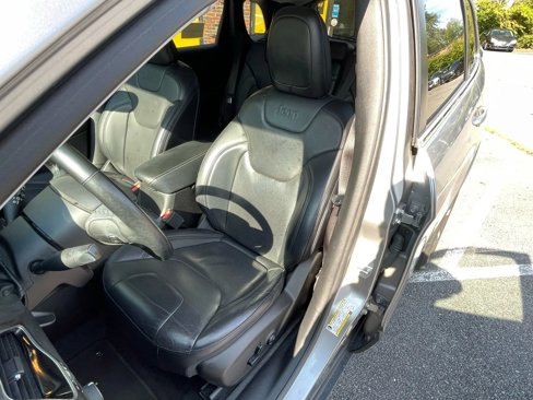 Used 2019 Jeep Cherokee Limited image 16