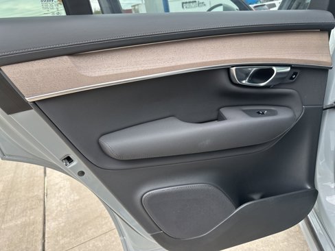 Certified 2025 Volvo XC90 B5 Plus image 33