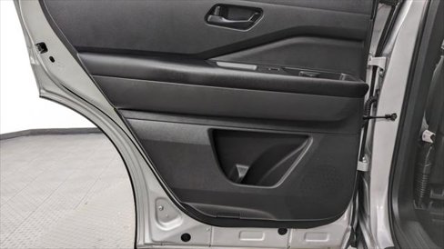 Used 2025 Nissan Pathfinder SV image 16