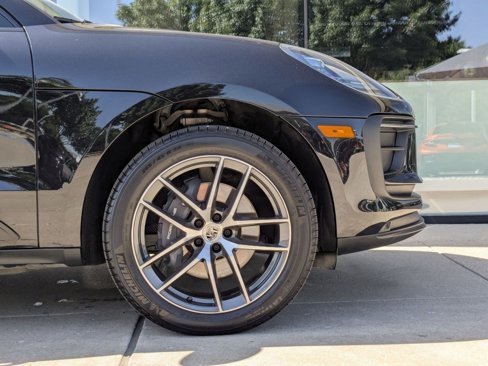 Certified 2025 Porsche Macan image 11