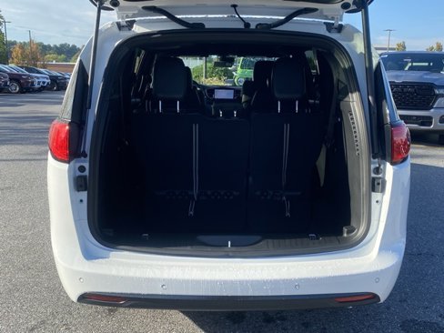 New 2026 Chrysler Voyager LX image 7