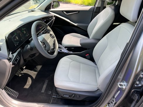 Used 2024 Kia Niro EX Touring image 9