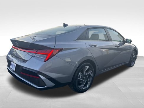 Used 2025 Hyundai Elantra Limited image 5