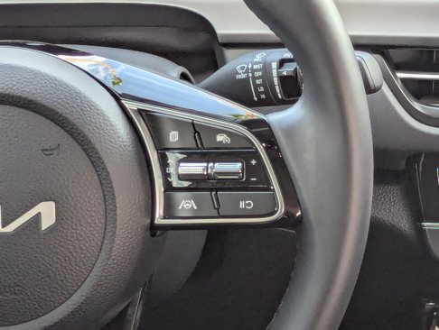 Certified 2025 Kia Seltos EX w/ EX Sunroof Package image 18