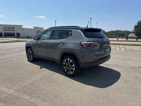 Used 2024 Jeep Compass Limited image 10