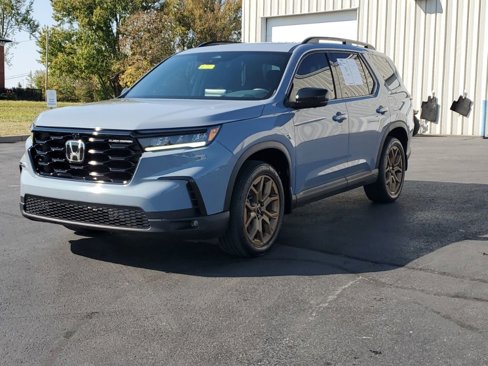 Certified 2025 Honda Pilot Black Edition image 3