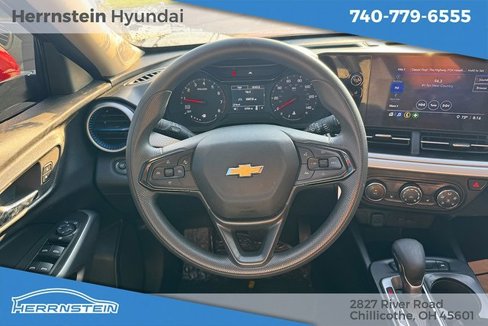 Used 2025 Chevrolet Trax LS w/ LS Convenience Package image 8