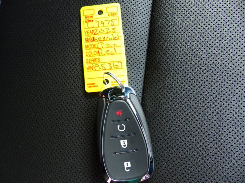 Used 2025 Chevrolet Trax RS w/ Sunroof Package image 46