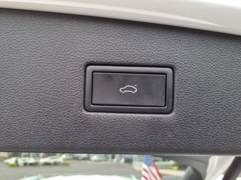 Certified 2022 Volkswagen Tiguan SE image 7