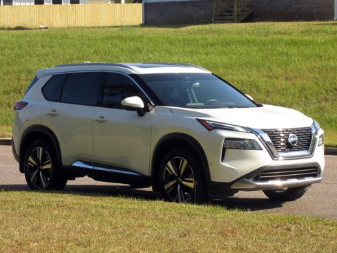 Used 2021 Nissan Rogue Platinum image 2