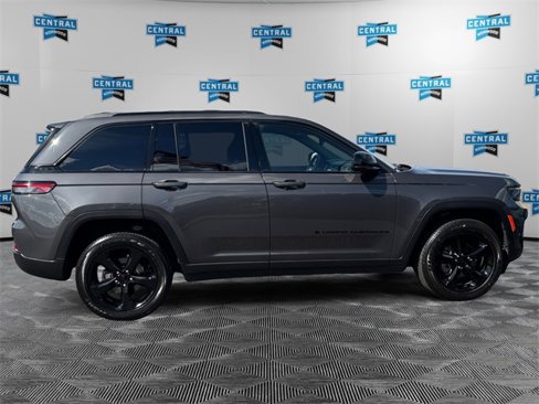 Used 2023 Jeep Grand Cherokee Altitude image 7