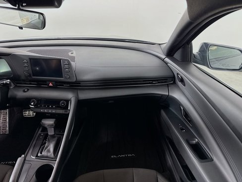 Certified 2025 Hyundai Elantra Sport image 22