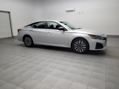 Used 2024 Nissan Altima 2.5 SV image 11