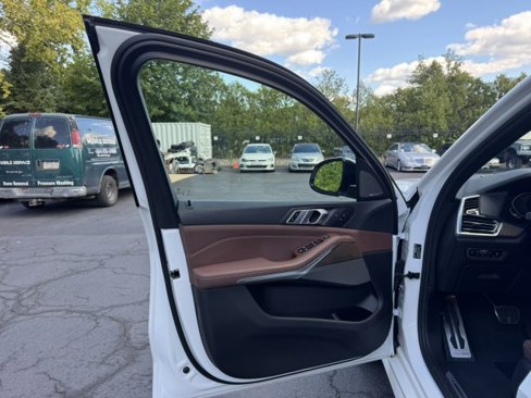 Used 2019 BMW X5 xDrive50i w/ M Sport Package image 17