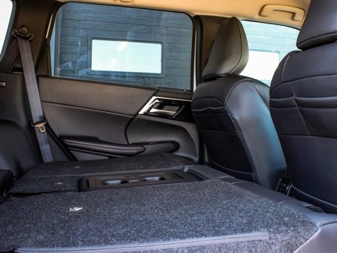 New 2025 Mitsubishi Outlander SE image 38