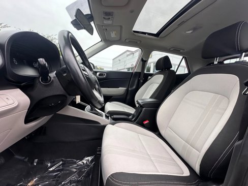 Used 2023 Hyundai Venue SEL image 14