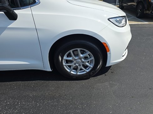 New 2026 Chrysler Pacifica Select image 10