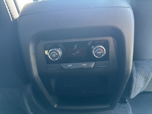 Used 2025 Chevrolet Traverse LT image 23