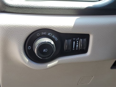 Used 2023 Chrysler Pacifica Touring-L image 13