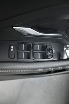 Certified 2020 Jaguar E-PACE R-Dynamic SE image 22