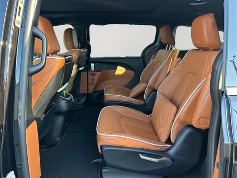 New 2026 Chrysler Pacifica Pinnacle image 15