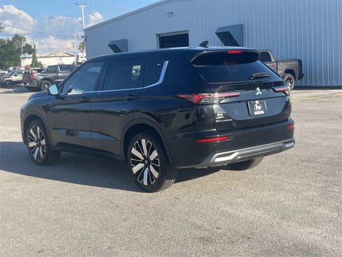 New 2025 Mitsubishi Outlander SE image 3