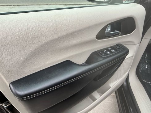 Used 2022 Chrysler Voyager LX image 9