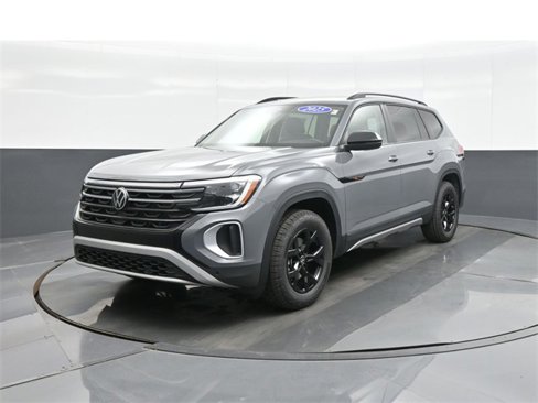 New 2025 Volkswagen Atlas Peak Edition SE image 3