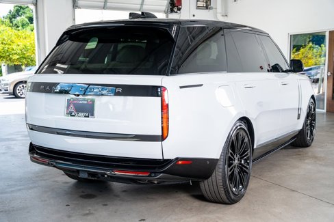 Used 2025 Land Rover Range Rover Long Wheelbase Autobiography image 6