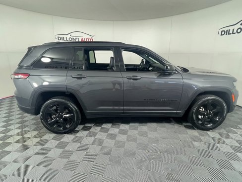 Used 2024 Jeep Grand Cherokee Limited w/ Black Appearance Package image 7
