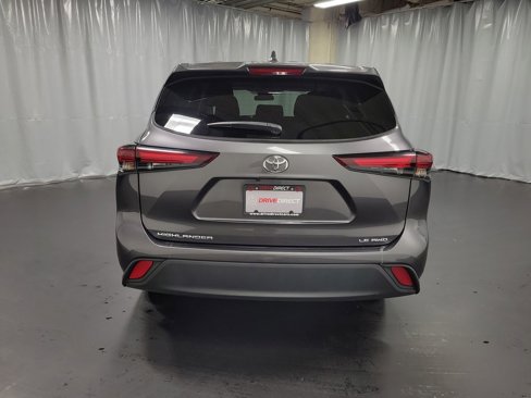 Used 2024 Toyota Highlander LE image 7