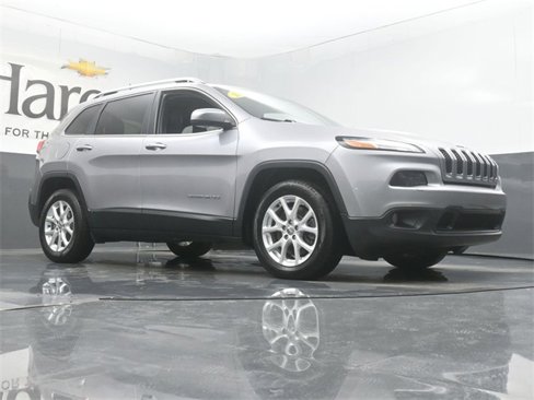 Used 2018 Jeep Cherokee Latitude Plus image 2