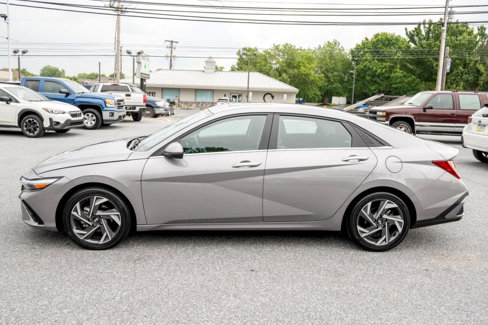 Used 2024 Hyundai Elantra Limited image 19