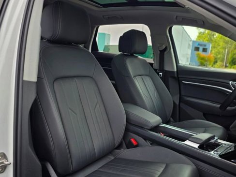 Used 2022 Audi e-tron Premium w/ Convenience Plus Package image 28