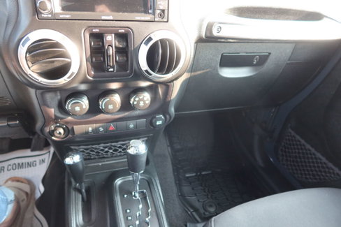 Used 2018 Jeep Wrangler Unlimited Rubicon w/ Connectivity Group image 13