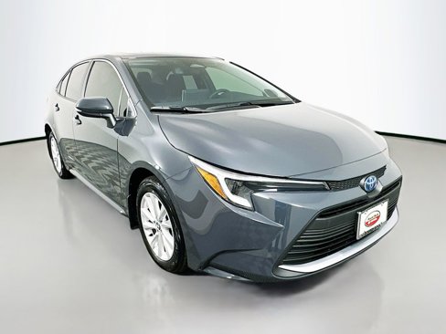 Certified 2025 Toyota Corolla XLE image 3